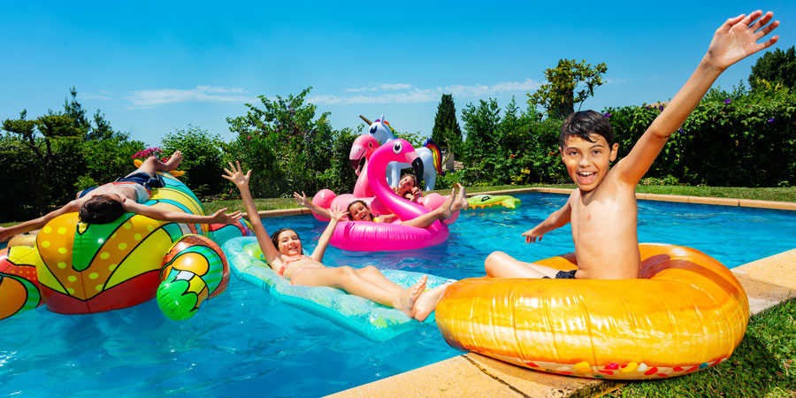 La pompa di calore della serie Mazda si adatta perfettamente al tuo giardino e riscalda la tua piscina