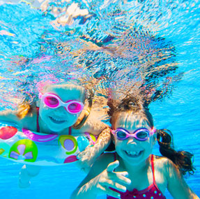 Wasser bei 28° das ganze Jahr für grenzenloses Badevergnügen mit Mazda Pool Wärmepumpen